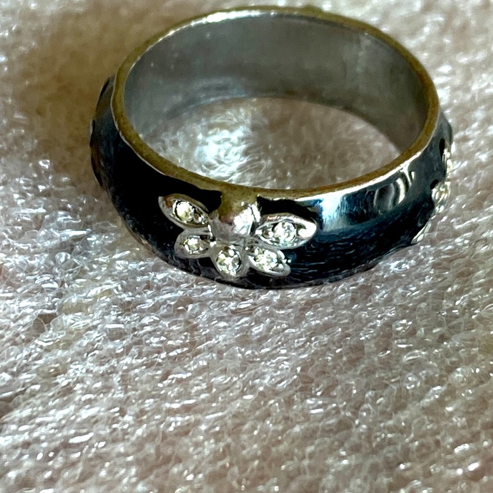 Black enamel ring with diamond flowers